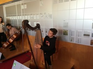 Els alumnes van poder tocar alguns instruments com l'arpa